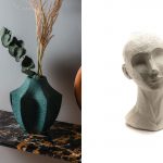 Photo présentant une statue d'une tête humine. Se buste est en polynésine blanche. Elle est mise en valeur sur une console en marbre, métal noir et un vase vert.