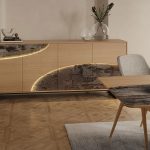 Ce buffet moderne à 4 portes présente un design élégant avec des touches de céramique et de bois de chêne. Son éclairage intégré met en valeur les détails de la céramique Trilium, accompagnés de pieds en fer bronze marron pour une finition raffinée.